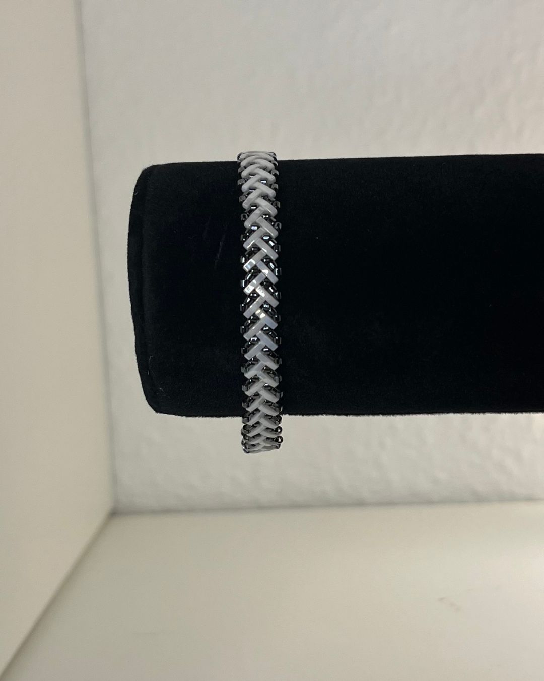 Håndsyet herringbone armbånd sort hvid