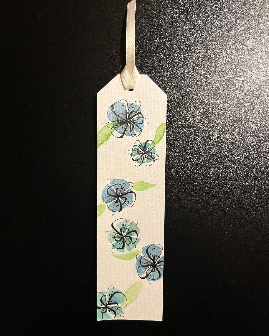 Akvarel bogmærke med blå blomster